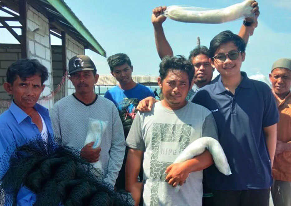 Tingkatkan Produktivitas Nelayan, Aruna Bagikan Alat Tangkap Kepada Nelayan Balikpapan